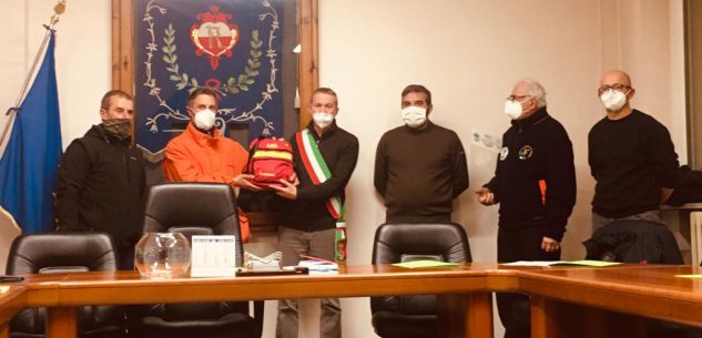 La Guida - I volontari Aib di Rossana donano un defibrillatore al municipio