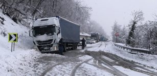Tra Ceva e Nucetto mezzo pesante fuori strada e strada bloccata (video) La Guida - Tra Ceva e Nucetto mezzo pesante fuori strada e strada bloccata (video)