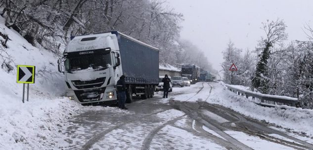 La Guida - Tra Ceva e Nucetto mezzo pesante fuori strada e strada bloccata (video)