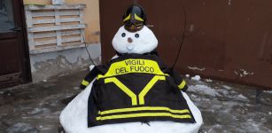 Bimbi e Vigili del Fuoco per un pupazzo di neve speciale La Guida - Bimbi e Vigili del Fuoco per un pupazzo di neve speciale