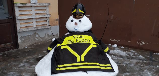 La Guida - Bimbi e Vigili del Fuoco per un pupazzo di neve speciale