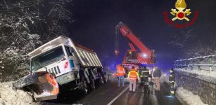 La Guida - Magliano Alpi: camion spartineve fuori strada