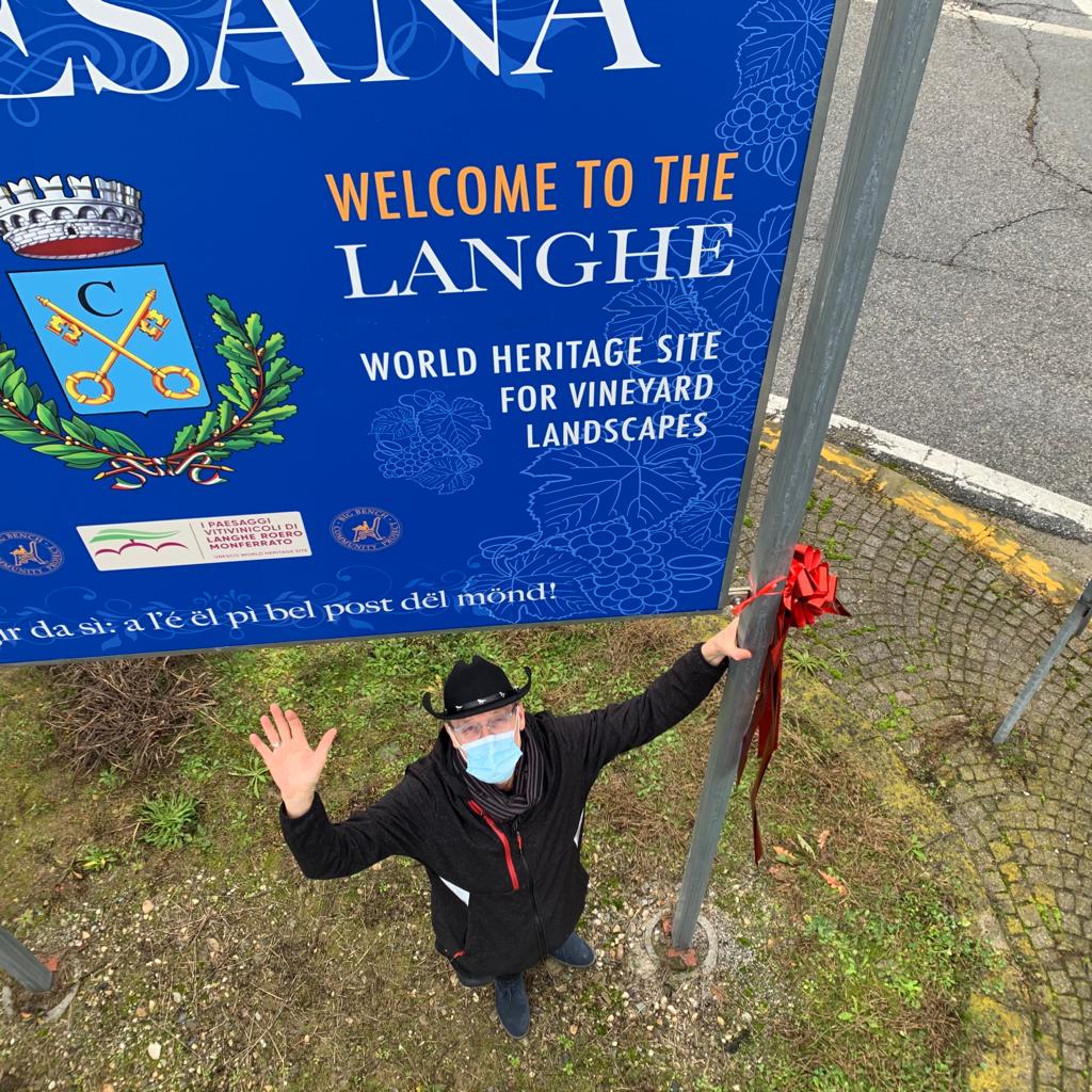 Il pannello di Chris Bangle che invita a visitare i luoghi delle Langhe