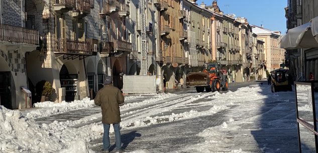 La Guida - Rimossa la neve in via Roma per fare spazio al mercato (video)