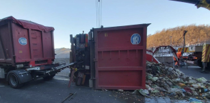 La Guida - Camion di rifiuti si rovescia sulla Torino-Savona