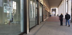 La Guida - 31 vetrine vuote sotto i portici