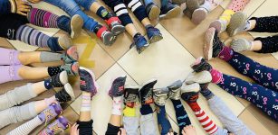 Calzini spaiati per celebrare la diversità La Guida - Calzini spaiati per celebrare la diversità