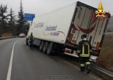 La Guida - Mezzo pesante fuori strada sulla regionale a Corneliano