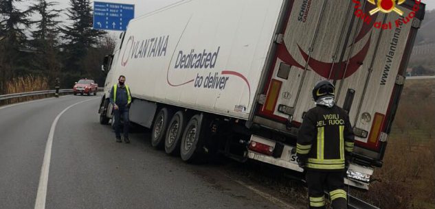 La Guida - Mezzo pesante fuori strada sulla regionale a Corneliano