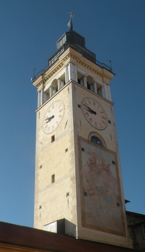 La Torre Civica illuminata con i colori dell’Ucraina