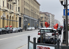 La Guida - Palloncini rossi a cuore per San Valentino nelle strade di Cuneo