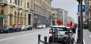 La Guida - Palloncini rossi a cuore per San Valentino nelle strade di Cuneo