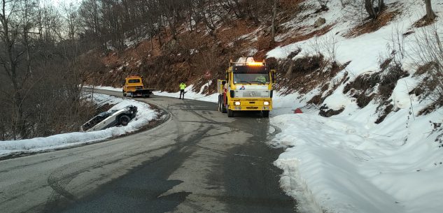 La Guida - Auto fuori strada lungo la via che porta al Santuario di Valmala