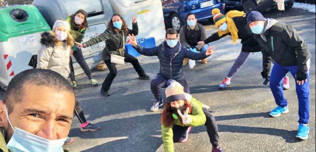 La Guida - Con guanti e sacchetti a raccogliere spazzatura al parco o sul viale