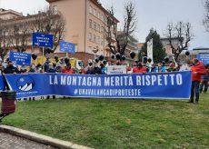 La Guida - “La montagna merita rispetto” la protesta in corso Dante a Cuneo (video)