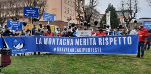 La Guida - “La montagna merita rispetto” la protesta in corso Dante a Cuneo (video)