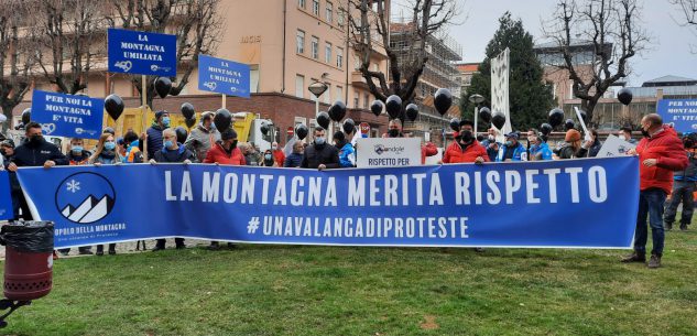 La Guida - “La montagna merita rispetto” la protesta in corso Dante a Cuneo (video)