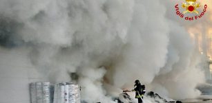 La Guida - Incendio rifiuti a Mondovì, l’intervento dei vigili dl fuoco