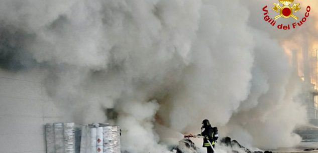 La Guida - Incendio rifiuti a Mondovì, l’intervento dei vigili dl fuoco