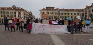 La Guida - Studenti in piazza per i profughi della Bosnia