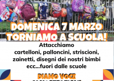 La Guida - “Torniamo a scuola”: palloncini, striscioni e disegni di fronte alle scuole