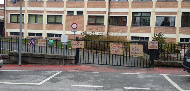 La Guida - A Peveragno la protesta delle famiglie contro la chiusura delle scuole