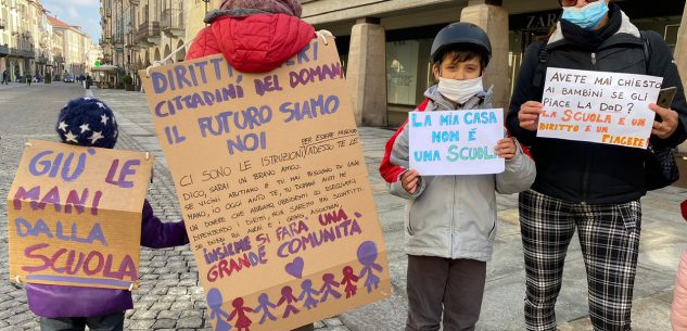 La Guida - A Cuneo una protesta per dire “No” alla didattica a distanza