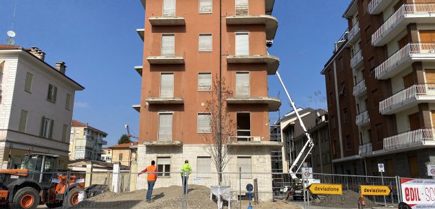 La Guida - Iniziano i lavori di demolizione del palazzo in via Bersezio angolo corso Brunet