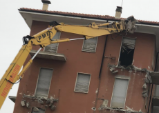 La Guida - Le grandi pinze demoliscono un palazzo in corso Brunet