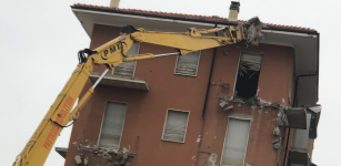 La Guida - Le grandi pinze demoliscono un palazzo in corso Brunet