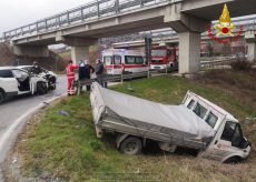 La Guida - Furgone finisce sotto il ponte della tangenziale a Roddi