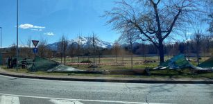 Vento forte a Cuneo, divelte le recinzioni al parco Parri La Guida - Vento forte a Cuneo, divelte le recinzioni al parco Parri