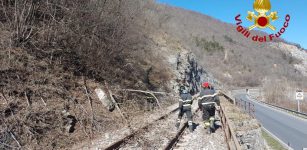 La Guida - Alberi caduti per il forte vento sulla ferrovia Ceva-Ormea