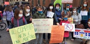 La Guida - Scuola in piazza per chiedere il ritorno alla didattica in presenza (video)