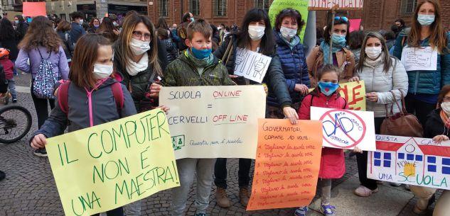 La Guida - Scuola in piazza per chiedere il ritorno alla didattica in presenza (video)