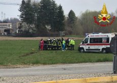 La Guida - Incidente a Beinette, auto urta rotatoria e si capotta in un prato