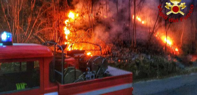 La Guida - Ampio incendio nei boschi di Priero (video)