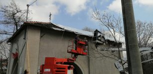 Peveragno, completata la posa di un telo protettivo sulla cappella di San Pietro La Guida - Peveragno, completata la posa di un telo protettivo sulla cappella di San Pietro