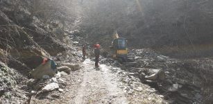 La Guida - Operai forestali al lavoro sulla pista della “Fontana dell’Orso”