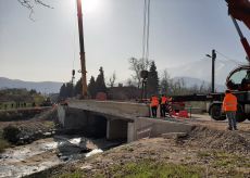 La Guida - Si posiziona il nuovo ponte ciclopedonale verso Rivoira