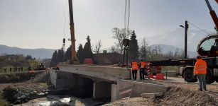 Si posiziona il nuovo ponte ciclopedonale verso Rivoira La Guida - Si posiziona il nuovo ponte ciclopedonale verso Rivoira