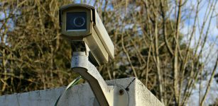 Telecamera puntata sulla casa del vicino, assolto La Guida - Telecamera puntata sulla casa del vicino, assolto