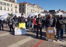 La Guida - Ambulanti protestano in piazza