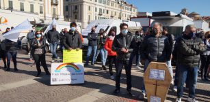 La Guida - Ambulanti protestano in piazza