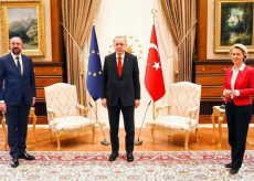 La Guida - Ue e Turchia, due uomini e una donna. In piedi