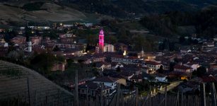 La Guida - Il campanile di Canale “in rosa” in attesa dell’arrivo del Giro d’Italia
