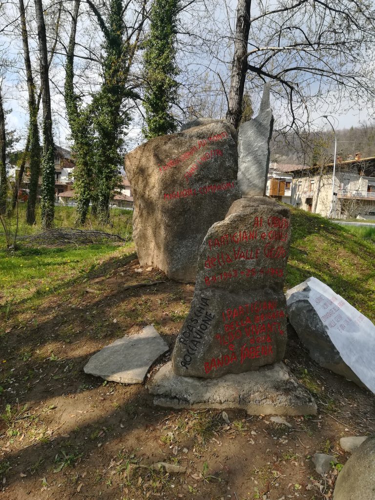 Pietre e lapidi al monumento di via Valdieri