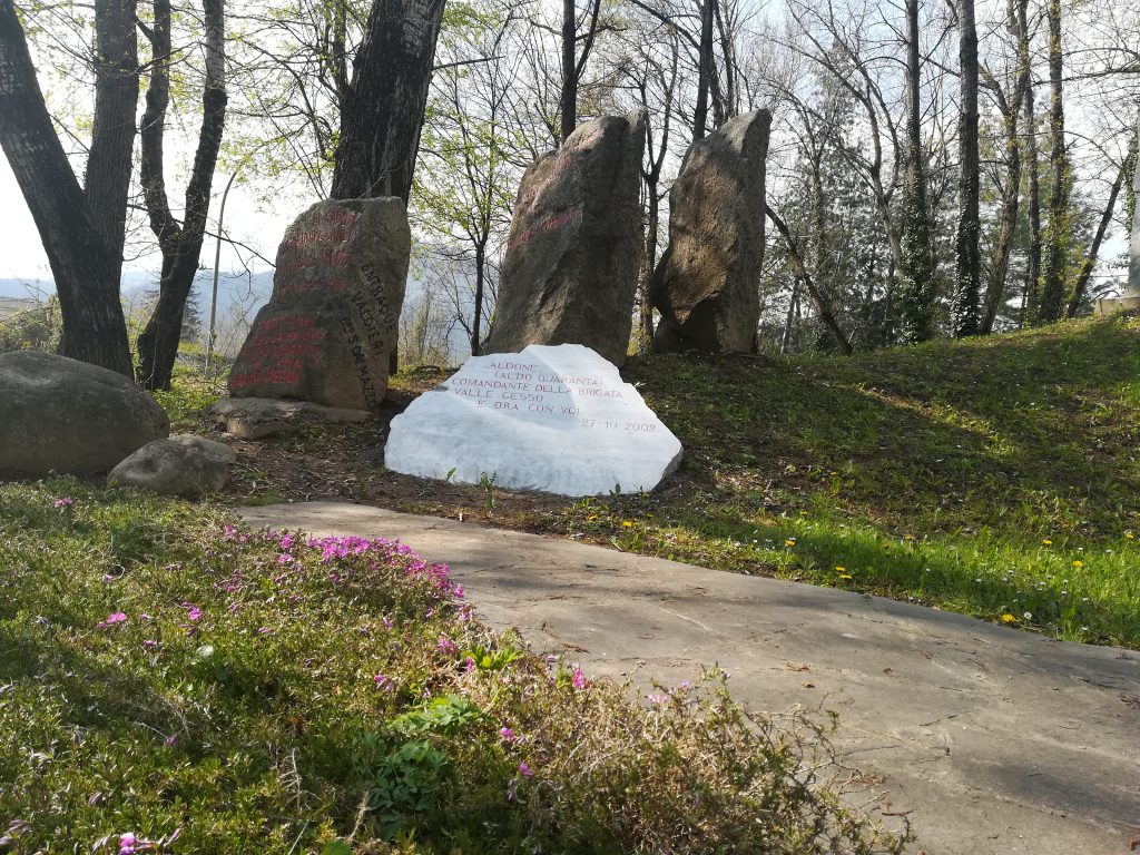 Pietre e lapidi al monumento di via Valdieri
