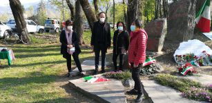 La Guida - Fiori rossi al monumento di via Valdieri