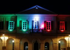 La Guida - Peveragno, facciata del municipio illuminata dal tricolore